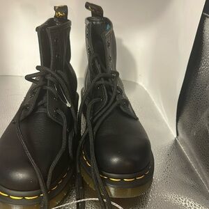 DR. MARTENS the original all leather fashion boot. Size women’s 6.